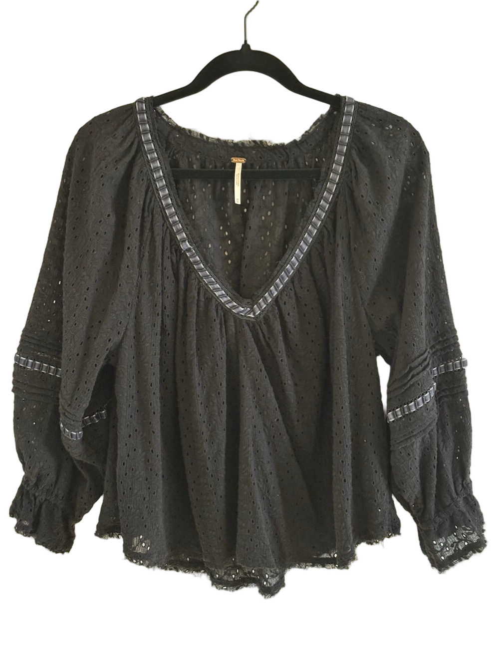 Free People Darcy Black Eyelet V-Neck Womens Top Boho Peasant Blouse Size Medium - Picture 2 of 10